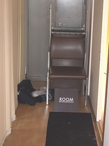 B館2F“ROOM”入り口
